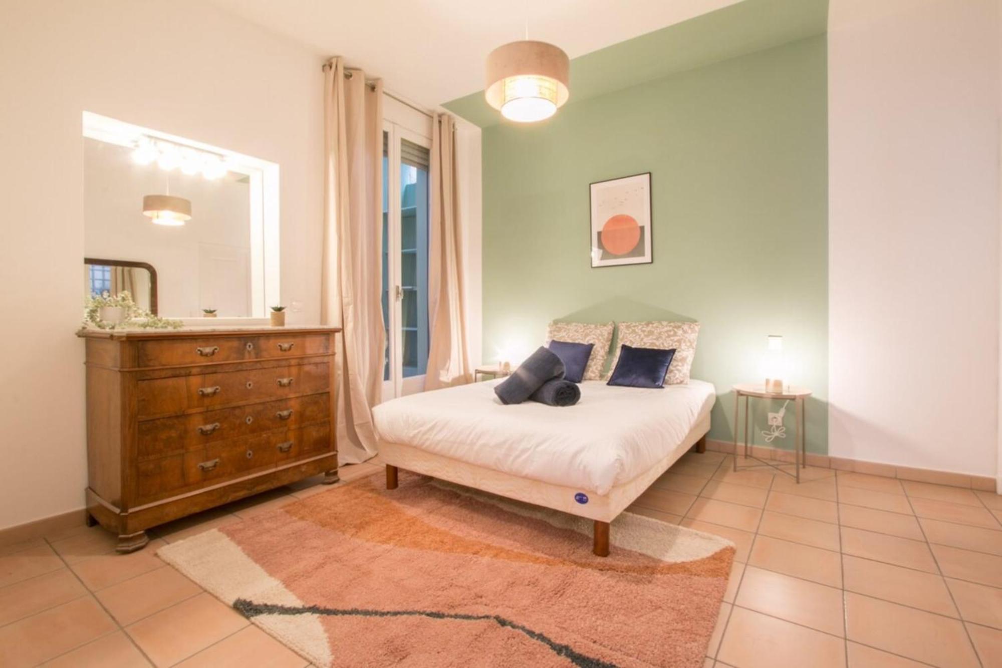 Spacious 2-Bedroom In The Centre Of ม็องตง ภายนอก รูปภาพ