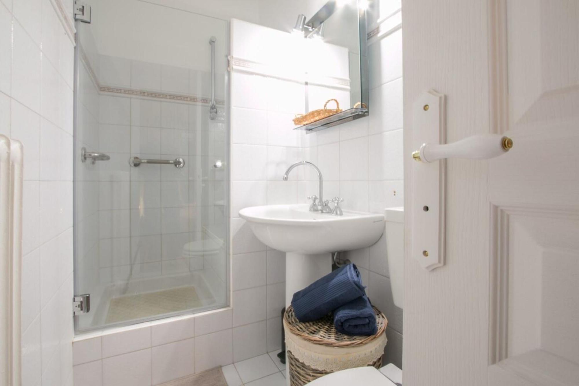 Spacious 2-Bedroom In The Centre Of ม็องตง ภายนอก รูปภาพ